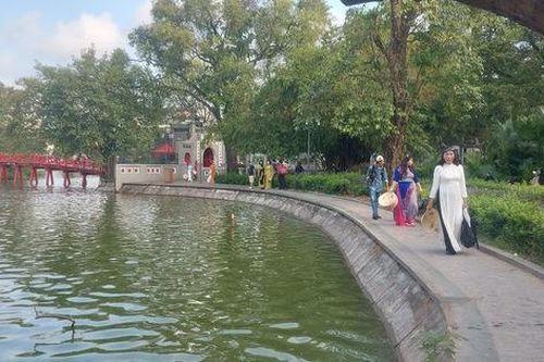 Hà Nội đêm mưa, ngày nắng