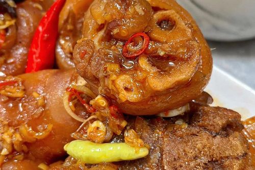 Món chân giò kho thơm mềm, lên màu đẹp mắt nhờ thêm loại nước giải khát quen thuộc ngày hè