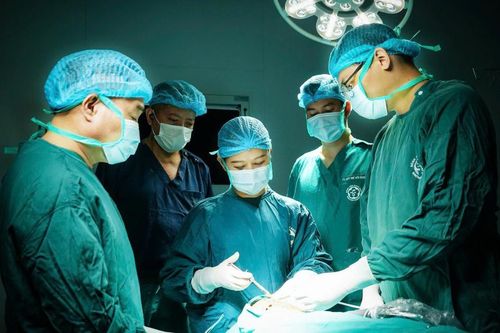 Chuyến xe trong mưa lúc 5h sáng của bác sĩ Bạch Mai và cuộc chạy đua giữ lại gương mặt nguyên vẹn cho người bệnh