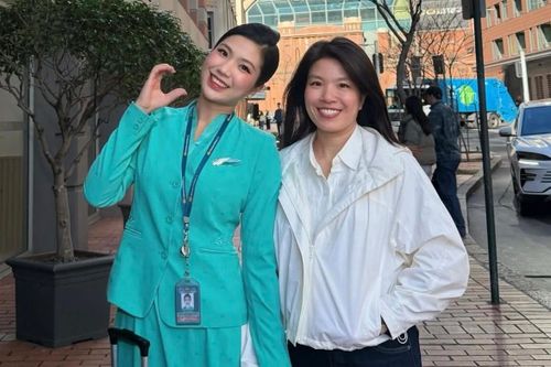 Mẹ hạnh phúc khi lần đầu đi chuyến bay con gái làm tiếp viên