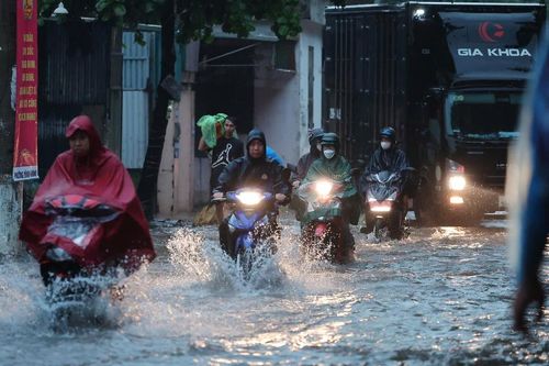 Ngập cục bộ nhiều tuyến phố sau cơn mưa lớn tại Hà Nội