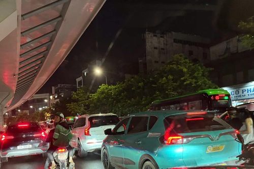 Nhiều tuyến đường ở Hà Nội 'tắc cứng' sau cơn mưa