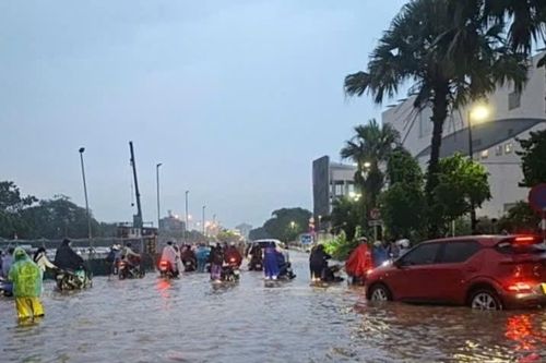 Mưa xối xả cuối giờ chiều ở Hà Nội, nhiều xe chết máy giữa đường ngập sâu