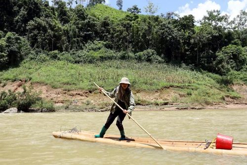 Lạng Sơn: Người dân đối mặt hiểm nguy khi vượt qua sông Bắc Giang bằng bè mảng