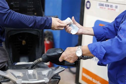 Điều hành giá linh hoạt, giảm thuế xăng dầu để ổn định thị trường và kiểm soát lạm phát