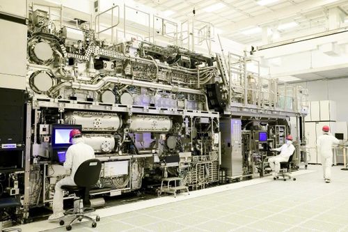 Năng lực sản xuất máy quang khắc DUV Trung Quốc chưa thể đe dọa ASML