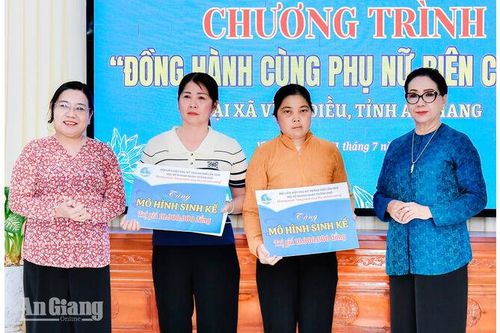 Trao 110 triệu đồng hỗ trợ phụ nữ, học sinh vùng biên Vĩnh Điều