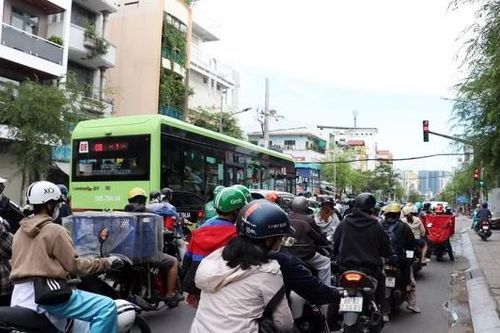 Bộ Xây dựng giải đáp lo ngại lắp nhiều đèn tín hiệu gây nhiễu loạn giao thông