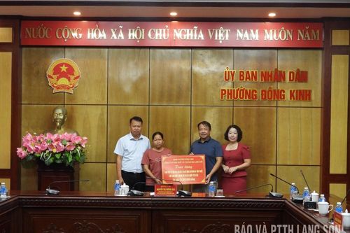 UBND phường Đông Kinh trao kinh phí hỗ trợ hộ nghèo