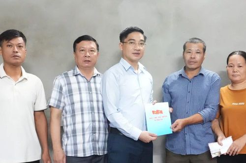 Trấn Yên trao hỗ trợ kinh phí làm nhà cho con đẻ người nhiễm chất độc hóa học