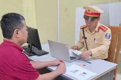 Cảnh sát giao thông Lào Cai tiếp nhận phản ánh qua VNeTraffic, xử lý tài xế vượt xe không đúng quy định