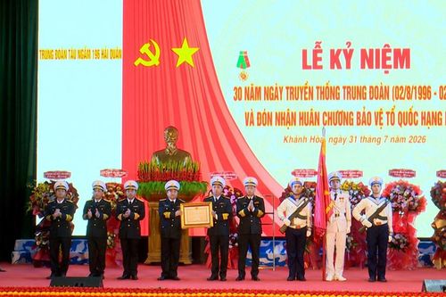Trung đoàn Tàu ngầm 196 đón nhận Huân chương Bảo vệ Tổ quốc hạng Nhất