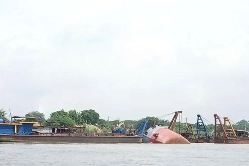 Trục vớt tàu chìm trên sông Lô