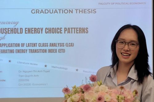 Hành trình đi tìm lời giải cho những câu hỏi 'vì sao?' bằng nghiên cứu khoa học của nữ thủ khoa ngành Kinh tế