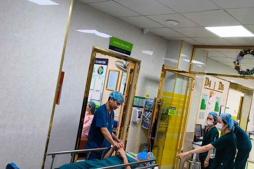 Chứng kiến vợ 'vượt cạn', người chồng bất ngờ ngất xỉu