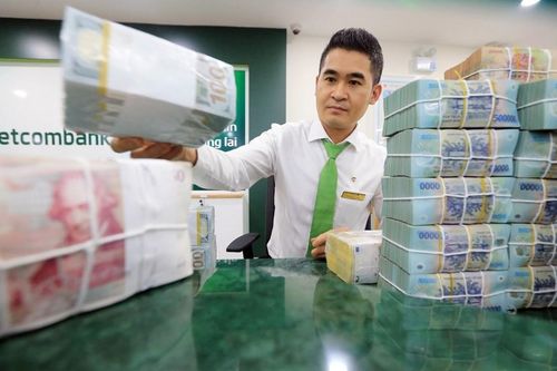 Lãi bán niên Vietcombank vượt 29.000 tỷ đồng, thu nhập nhân viên tăng mạnh