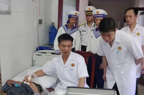 Bệnh xá đảo Trường Sa cấp cứu ngư dân bị tắc mật