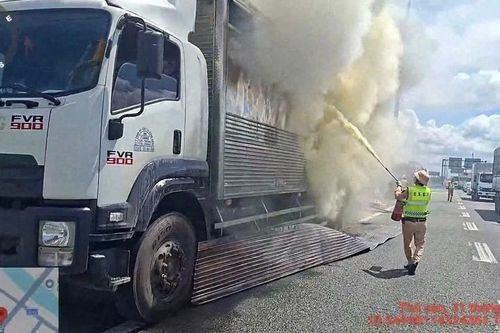 CSGT dập tắt kịp thời đám cháy xe tải trên cao tốc