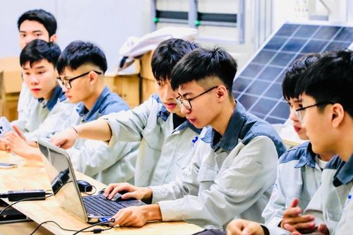 Người trẻ chọn gì cho tương lai?