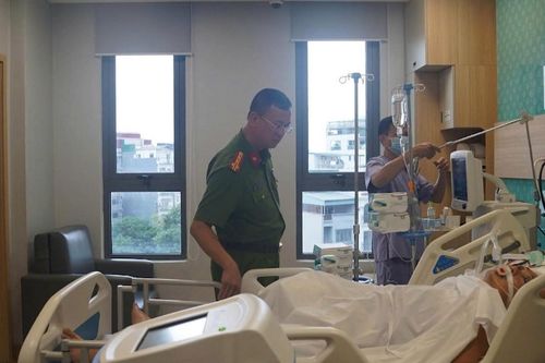 Thăm hỏi cán bộ bị thương khi làm nhiệm vụ chữa cháy