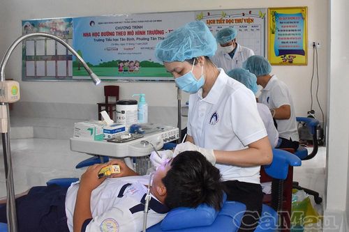 Khám sàng lọc răng miệng cho 200 học sinh