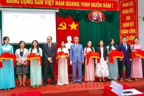 Nhật Bản trao tặng trang thiết bị y tế cho 2 bệnh viện ở Cà Mau