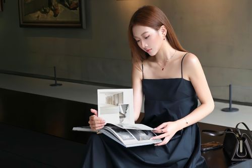 Thấy gì khi sách trở thành phụ kiện thời trang