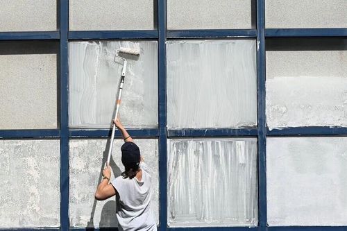 Người Pháp chống nóng kiểu 'có một không hai': Bôi phấn trắng lên cửa