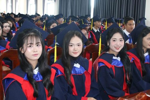 Từ giảng đường đến quê hương