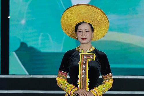NSƯT Chiều Xuân, diễn viên Nguyệt Hằng gây bất ngờ ở sàn diễn thời trang