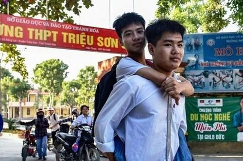 Nam sinh cõng bạn đi học 10 năm liền đã tốt nghiệp bác sĩ Y khoa
