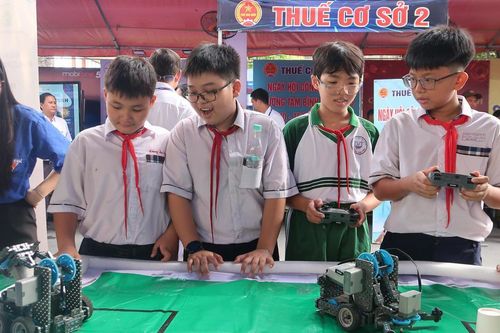 TPHCM: Người dân hào hứng trải nghiệm nhiều công nghệ hiện đại ở 'Ngày hội Công dân số'