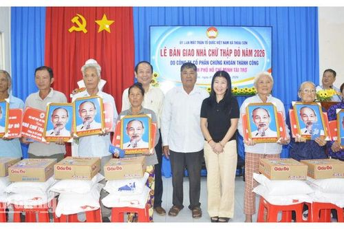 Xã Thoại Sơn trao 28 căn nhà Chữ thập đỏ