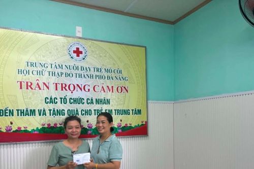 Trao quà cho trẻ mồ côi tại Trung tâm Nuôi dạy trẻ mồ côi thuộc Hội Chữ thập đỏ Đà Nẵng