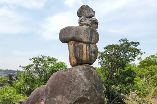 Huyền tích đằng sau những phiến đá lặng im