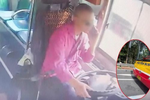 Từ hình ảnh camera giám sát hành trình, xử phạt tài xế vừa lái xe buýt vừa nghe điện thoại