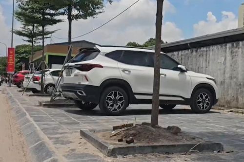 Vỉa hè mới được chỉnh trang, cải tạo lại bị chiếm dụng