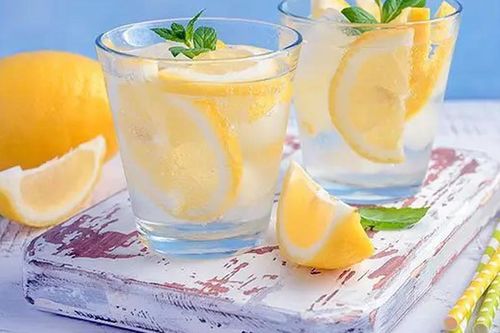 Mỗi ngày nên uống bao nhiêu nước chanh?
