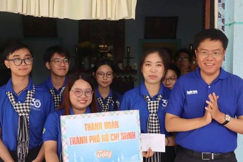 Thành Đoàn TP.HCM thăm, động viên chiến sĩ Mùa Hè Xanh 2026 tại Đồng Tháp