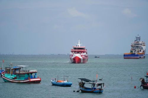 Tàu cao tốc chở 200 khách đi Côn Đảo bị hỏng máy