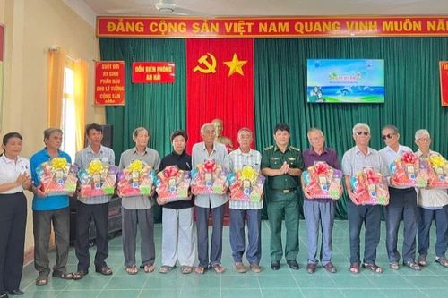 Chương trình 'Hành trình ấm tình biên giới' tặng nhiều phần quà cho gia đình chính sách và học sinh Đắk Lắk