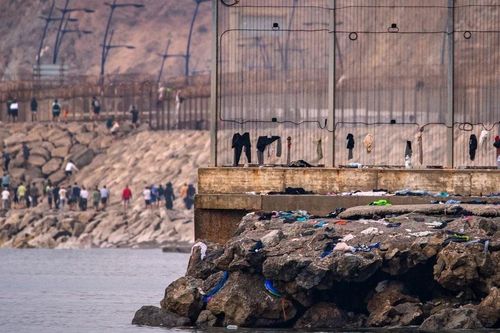 Tây Ban Nha lắp rào chắn trên biển ngăn người vượt biên vào Ceuta