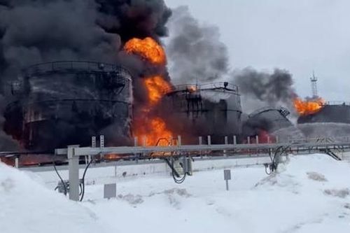 Ukraine tấn công nhà máy lọc dầu, căn cứ máy bay của Nga