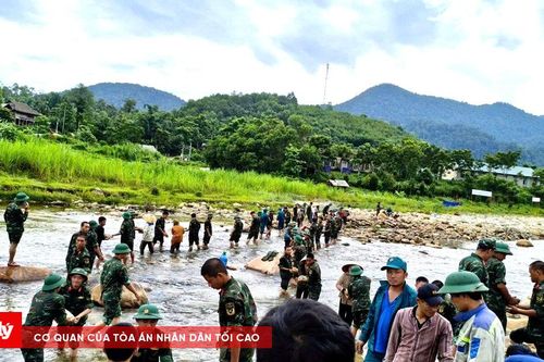 Xây kè giữ bản trước mùa mưa lũ