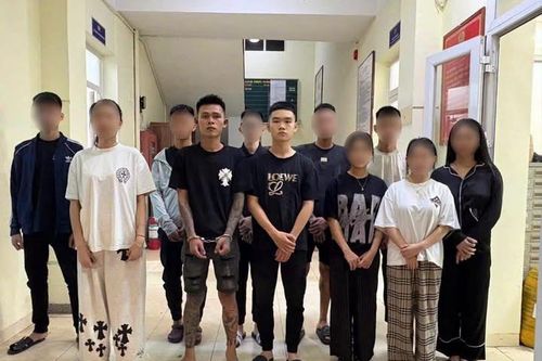 Khởi tố vụ án nhóm người dùng dao, kiếm hỗn chiến tại quán ăn ở Hà Nội