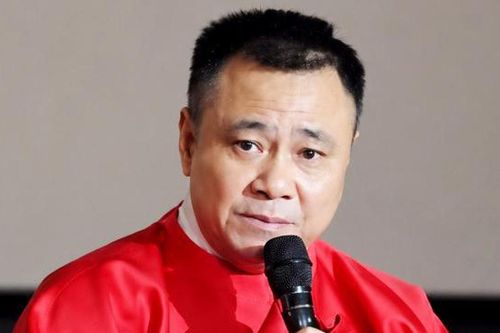 NSND Tự Long gây bất ngờ ở tuổi 53