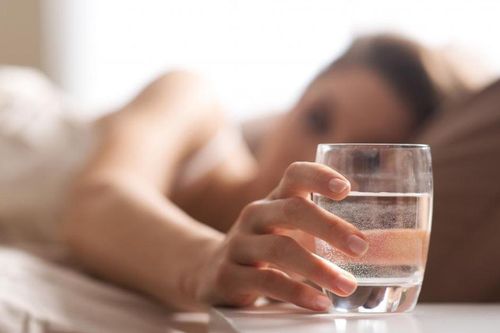 Thói quen uống nước trước khi ngủ: Lợi ích và tác hại cần biết