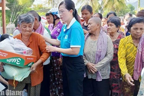 Trao 200 phần quà người dân xã An Cư