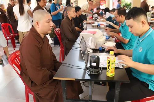 TP.HCM: Chư Tăng, Phật tử tổ đình Vĩnh Nghiêm hiến máu cứu người