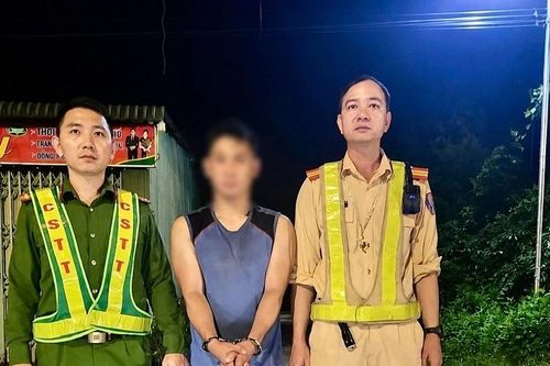 CSGT Công an Quảng Trị bắt đối tượng vận chuyển hơn 100kg pháo hoa nhập lậu
